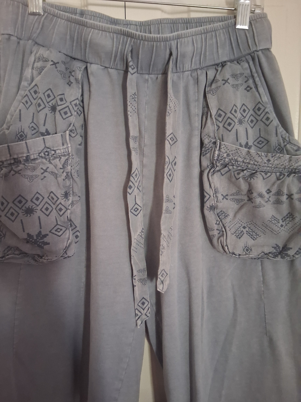 easel Wide Leg Pants in Light Gray with Embroidered Pockets - Picture 7 of 7